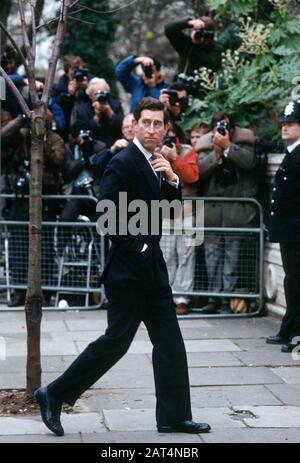 HRH Prince Charles kommt im Dezember 1988 in Mrs Mynors Kindergarten in London England an Stockfoto