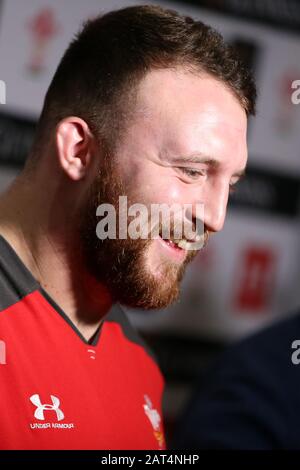 Cardiff, Großbritannien. Januar 2020. Wales-Rugbyspieler Dillon Lewis spricht mit der Presse. Pressekonferenz des Rugby-Teams in Wales im Vale Resort, Hensol, in der Nähe von Cardiff, South Wales am Donnerstag, 30. Januar 2020, das Team bereitet sich auf das Eröffnungsspiel Guinness Six Nations gegen Italien an diesem Wochenende vor. PIC von Andrew Orchard/Alamy Live News Stockfoto