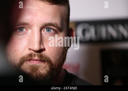 Cardiff, Großbritannien. Januar 2020. Wales-Rugbyspieler Dillon Lewis spricht mit der Presse. Pressekonferenz des Rugby-Teams in Wales im Vale Resort, Hensol, in der Nähe von Cardiff, South Wales am Donnerstag, 30. Januar 2020, das Team bereitet sich auf das Eröffnungsspiel Guinness Six Nations gegen Italien an diesem Wochenende vor. PIC von Andrew Orchard/Alamy Live News Stockfoto