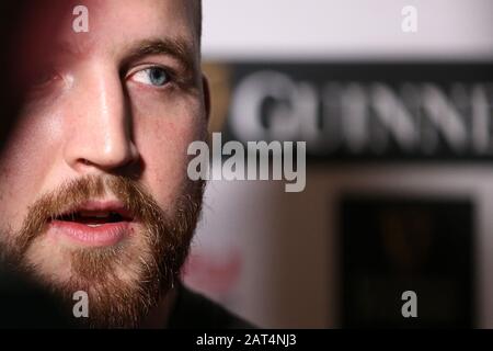 Cardiff, Großbritannien. Januar 2020. Wales-Rugbyspieler Dillon Lewis spricht mit der Presse. Pressekonferenz des Rugby-Teams in Wales im Vale Resort, Hensol, in der Nähe von Cardiff, South Wales am Donnerstag, 30. Januar 2020, das Team bereitet sich auf das Eröffnungsspiel Guinness Six Nations gegen Italien an diesem Wochenende vor. PIC von Andrew Orchard/Alamy Live News Stockfoto