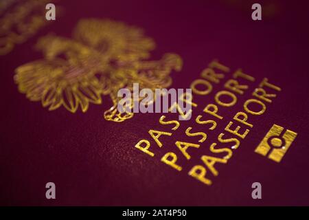 24. Januar 2020, Polen: In dieser Abbildung wurde ein weinroter biometrischer polnischer Pass angezeigt. (Bild: © Karol Serewis/SOPA Bilder über ZUMA Draht) Stockfoto