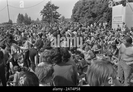 Holland Pop Festival in Kralingse Bos, Rotterdam; Jugendliche während des Festivals Jugendliche während des Festivals in Kralingse Bos Datum: 26. Juni 1970 Ort: Kralingse Bos, Rotterdam, Zuid-Holland Schlüsselwörter: Jugend, Musik, Parks, Popfestivals, Publikum, Subkulturen Stockfoto