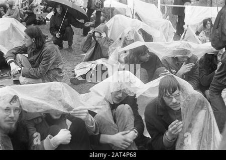 Jugend für Vietnam-Pop-Festival im Amsterdamer Wald Jugendliche suchen Schutz unter Kunststoff ab dem Regendatum: 29. april 1972 Ort: Amsterdam, Noord-Holland Schlüsselwörter: Popfestivals Stockfoto