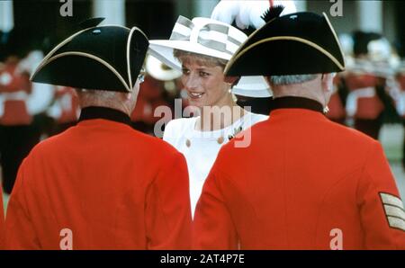 HRH Princess Diana trifft im Royal Hospital, London, England, Juni 1992 auf die Chelsea Rentner Stockfoto