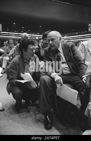 Parteitag der PvdA in Zeist Joop den Uyl (r) mit Ed van Thijn Datum: 29. september 1979 Ort: Utrechter (prov), Zeist Schlüsselwörter: Gruppenporträts, Parlamentarier, politische Parteien, Treffen persönlicher Name: Thijn, Ed van, Uyl, Joop den Stockfoto