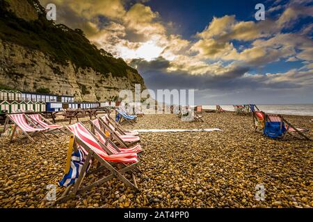 Liegestühle am Strand von Bier in den frühen Morgenstunden. Stockfoto