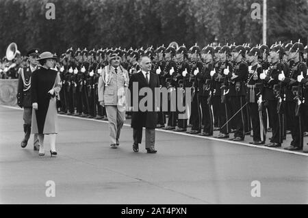 Der jordanische König Hussein und seine Frau kamen zu einem Arbeitsbesuch auf der Ypenburg Air Base an Datum: 1. Oktober 1984 Stichwörter: Kings persönlicher Name: Beatrix, Princess, Hussein Stockfoto