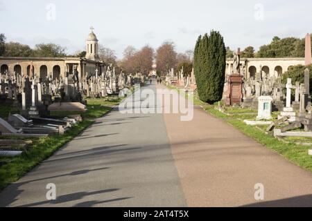 Gräber und Grabsteine auf dem Brompton Cemetery, Fulham Road, Chelsea, London, SW10, Großbritannien Stockfoto