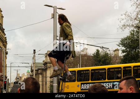 Dublin Irelandd, 19. Februar 2018: Ein Streetdarsteller auf Grafton Street auf seinem Einrad arbeitet für Tipps. Stockfoto