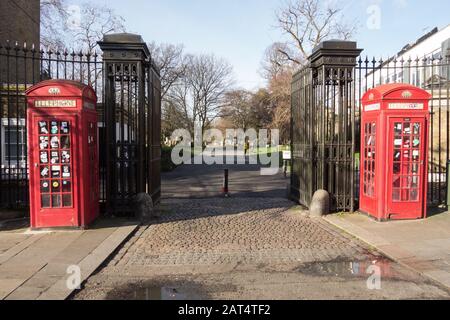 Rote K6-Telefondosen von Sir Giles Gilbert Scot schmücken den Eingang zum Brompton Cemetery, Fulham Road, Chelsea, London, SW10, England, Großbritannien Stockfoto