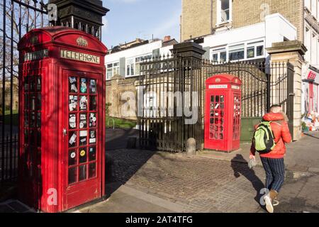 Rote K6-Telefonboxen von Sir Giles Gilbert Schotte schmücken den Eingang zum Brompton Cemetery, Fulham Road, Chelsea, London, SW10, Großbritannien Stockfoto