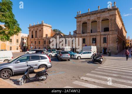 Menorca, Spanien - 15. Oktober 2019: Der Hauptplatz von Ciutadella auf Menorca Stockfoto