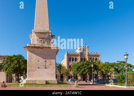 Menorca, Spanien - 15. Oktober 2019: Obelisk und Rathaus am Hauptplatz von Ciutadella auf Menorca Stockfoto