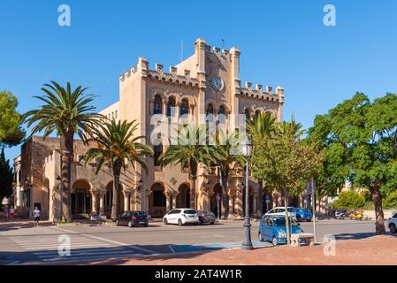 Menorca, Spanien - 15. Oktober 2019: Rathaus am Hauptplatz von Ciutadella auf Menorca Stockfoto