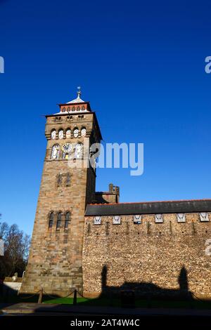 Blick auf den viktorianischen Uhrturm zur Wiederbelebung der Gotik, Teil von Cardiff Castle, Cardiff, South Glamorgan, Wales, Großbritannien Stockfoto