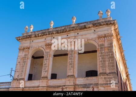 Historische Architektur am Hauptplatz von Ciutadella auf Menorca. Spanien Stockfoto