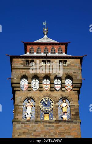 Detail der Spitze des viktorianischen Uhrturms Gothic Revival, Teil von Cardiff Castle, Cardiff, South Glamorgan, Wales, Großbritannien Stockfoto