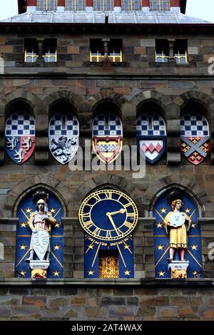 Details von Schilden und Statuen auf dem viktorianischen Uhrturm Gothic Revival, Teil von Cardiff Castle, Cardiff, South Glamorgan, Wales, Großbritannien Stockfoto