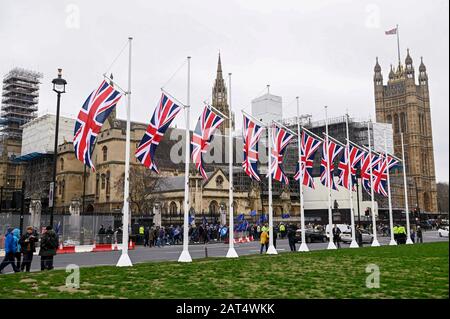 London, Großbritannien. Januar 2020. Am Vortag, als Großbritannien die Europäische Union verlassen wird, werden auf dem Parliament Square Flaggen von Union Jack angebracht. Am Abend des 31. Januar soll auf dem Platz ein Festzauber stattfinden. Kredit: Stephen Chung / Alamy Live News Stockfoto