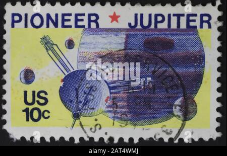 Viersen, Deutschland - 29. Januar. 2020: Nahaufnahme von 10 Cent US-Stempel mit Motiv des Pioniers jupiter 1975 Stockfoto