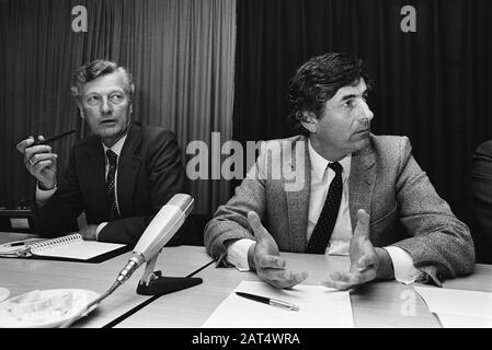 Cabinetsformation; Pressekonferenz in Nieuwspoort von zwei Informanten Lubbers (r) und De Koning (l) Datum: 1. Juni 1981 Stichwörter: Informanten, Pressekonferenzen Stockfoto