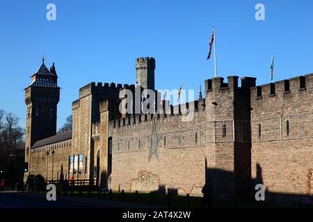 Viktorianischer gotischer Uhrturm, Black Tower, Barbican Tower und South Gate, Cardiff Castle, Cardiff, South Glamorgan, Wales, Großbritannien Stockfoto