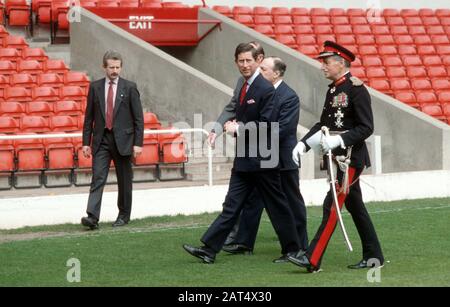 HRH Prince Charles besucht kurz nach der Hillsborough-Katastrophe, Liverpool, England, Mai 1989 "The Kop" in Anfield Stockfoto