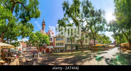 Markt mit historischem Rathaus, Weinheim, Badische Bergstraße, Deutschland Stockfoto