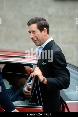 HRH Prince Charles verlässt das Cirencester Hospital, nachdem er sich beim Polospiel Cirencester, England, im Juli 1990 den Arm verletzt hat Stockfoto