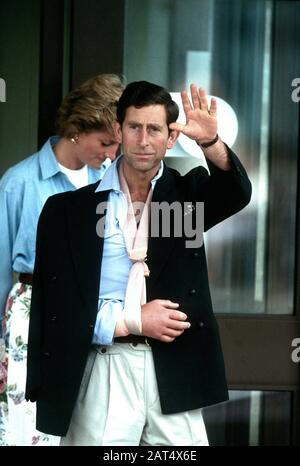 HRH Princess Diana holt HRH Prince Charles vom Cirencester Hospital ab, nachdem er beim Polo-Spiel Cirencester, England, im Juli 1990 den Arm verletzt hat Stockfoto