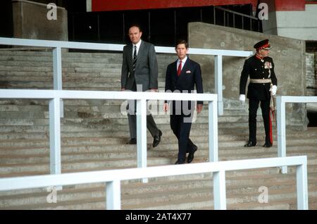 HRH Prince Charles besucht kurz nach der Hillsborough-Katastrophe, Liverpool, England, Mai 1989 "The Kop" in Anfield Stockfoto