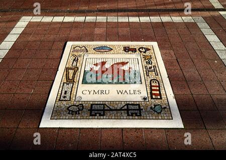 Mosaik walisische Flagge auf dem Millennium Walk neben Millennium Stadium, Cardiff, Wales, Großbritannien Stockfoto