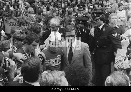 Radsport Runde Acht van Chaam; Minister Westerterp und Henni Kuiper (links) Datum: 27. Juli 1977 Ort: Chaam Schlüsselwörter: Sport, Radsport Personname: Echt van Chaam, Kuiper, Hennie: Verhoeff, Bert/Anefo Stockfoto