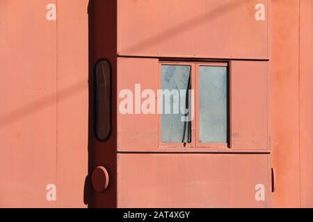 Blick auf einen alten Wagen der Kabinenbahn mit Seitenfenster Stockfoto