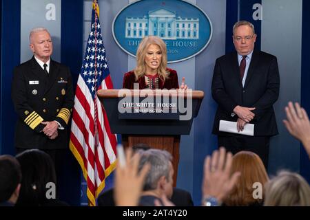 Washington, Vereinigte Staaten. Januar 2020. White House Senior Counselor Kellyanne Conway, Center, spricht während eines Briefings über die Opioidkrise mit dem Direktor der National Drug Control Policy (ONDCP) Jim Carroll, rechts, und dem Assistant Secretary of Public Health Adm. Brett Giroir in Washington, DC am Donnerstag, 30. Januar 2020. Foto von Ken Cedeno/UPI Credit: UPI/Alamy Live News Stockfoto