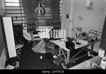 Pressetag Wohnungen im Prins Hendrikkade Zimmer im Haus des Türstehers Datum: 22. august 1980 Ort: Amsterdam, Noord-Holland Schlüsselwörter: Hausbesetzerbewegung, Presse, Türsteher Wohnungen Stockfoto