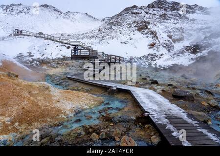 Pfad der farbenfrohen Krysuvik auf der Halbinsel reykjanes in Island Stockfoto