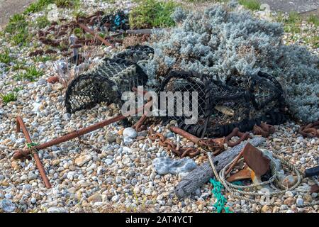 SELSEY BILL, WEST SUSSEX/UK - 28. JANUAR: Lobster Töpfe und Anker bei Selsey Bill in West Sussex am 28. Januar 2020 Stockfoto