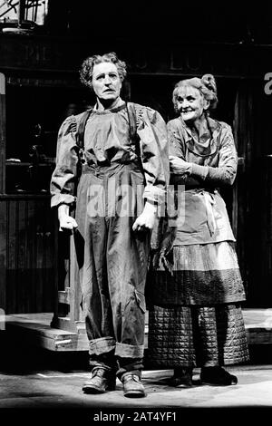 Denis Quilley (Sweeney Todd), Sheila Hancock (Mrs Lovett) in SWEENEY TODD: Der DÄMONENBARBER VON FLEET STEET von Stephen Sondheim unter der Regie von Harold Prince an der Theatre Royal Drury Lane, London im Jahr 1980. Sheila Hancock, englische Schauspielerin und Autorin, geboren 1933. 1974 mit einer OBE und 2011 mit einer CBE ausgezeichnet. Stockfoto