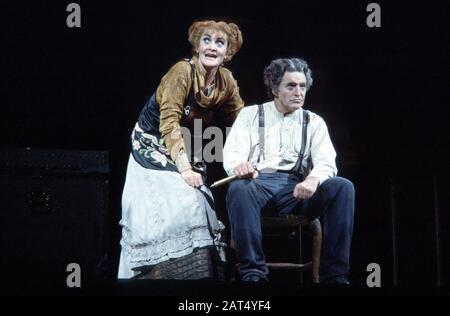 Sheila Hancock (Mrs Lovett), Denis Quilley (Sweeney Todd) in SWEENEY TODD: Der DÄMONENBARBER VON FLEET STEET von Stephen Sondheim unter der Regie von Harold Prince an der Theatre Royal Drury Lane, London im Jahr 1980. Sheila Hancock, englische Schauspielerin und Autorin, geboren 1933. 1974 mit einer OBE und 2011 mit einer CBE ausgezeichnet. Stockfoto