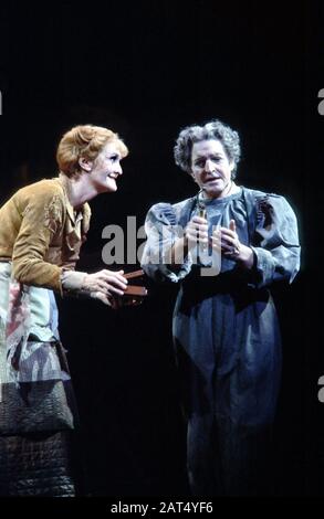 Sheila Hancock (Mrs Lovett), Denis Quilley (Sweeney Todd) in SWEENEY TODD: Der DÄMONENBARBER VON FLEET STEET von Stephen Sondheim unter der Regie von Harold Prince an der Theatre Royal Drury Lane, London im Jahr 1980. Sheila Hancock, englische Schauspielerin und Autorin, geboren 1933. 1974 mit einer OBE und 2011 mit einer CBE ausgezeichnet. Stockfoto