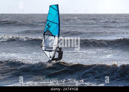 GORING-BY-SEA, WEST SUSSEX/UK - 28. JANUAR: Windsurfer bei Goring-by-SEA in West Sussex am 28. Januar 2020. Nicht identifizierte Person Stockfoto