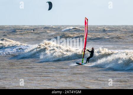 GORING-BY-SEA, WEST SUSSEX/UK - 28. JANUAR: Windsurfer bei Goring-by-SEA in West Sussex am 28. Januar 2020. Nicht identifizierte Person Stockfoto