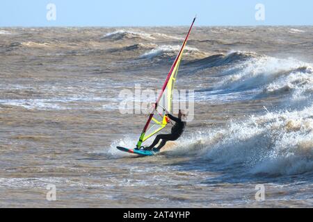 GORING-BY-SEA, WEST SUSSEX/UK - 28. JANUAR: Windsurfer bei Goring-by-SEA in West Sussex am 28. Januar 2020. Nicht identifizierte Person Stockfoto