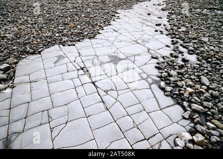 Kalksteinpflaster und Kieselstrand auf Vorland am Lavernock Point, South Glamorgan, Wales, Großbritannien Stockfoto