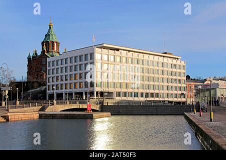 Uspenski-Kathedrale und Enso-Gutzeit, heute Stora Enso, Hauptsitz von Alvar Aalto, 1962, neben dem Becken, Katajanokka, Helsinki, Finnland. Januar 20. Stockfoto