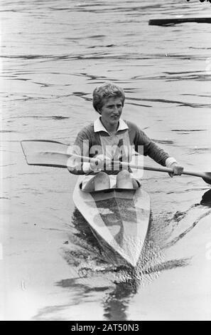 Meisterschaft der Niederlande Kanusport, K1 für Damen Mieke Jaapies Champion Datum: 26. Juni 1966 Ort: Amsterdam, Amsterdamse Bos, Noord-Holland Schlagwörter: Kanufenname: Jaapies, Mieke Stockfoto