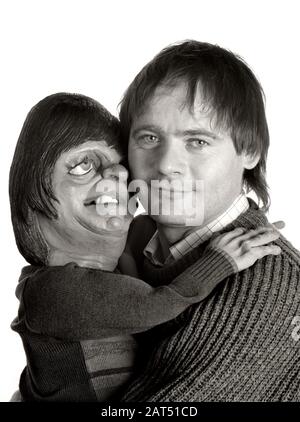 John Lloyd - Comedy Writer & Producer. Porträt, das 1988 aufgenommen wurde und ihn mit seiner Spitting-Image-Puppe zeigt. Stockfoto