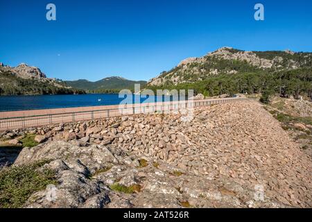 Earthfill Staudamm am Lac de l'Ospedale, Reservoir in der Nähe des Dorfes Ospedale, der Wasser nach Porto-Vecchio, Corse-du-Sud, Korsika, Frankreich liefert Stockfoto