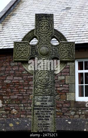 Nahaufnahme der Steinschnitzerei auf dem Kriegsdenkmal in Coity Village, Mid Glamorgan, Wales, Großbritannien Stockfoto